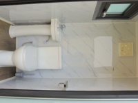 Cabine de toilettes double en panneaux sandwich d'acier sculptés Suihe, unité de toilettes et de douche portable moderne pour usage domestique