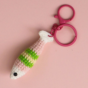 Nouveaux jouets en crochet amigurumi colorés, porte-clés animaux, mini porte-clés en forme de poisson arc-en-ciel tricoté, breloques faites à la main pour étuis d'écouteurs - Product Image 4