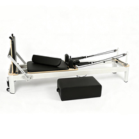 Máquina de Pilates Reformer Comercial Portátil Ajustable de Aluminio Blanca con Detalles de Madera Ecológica y Duradera para Estudio y Salud