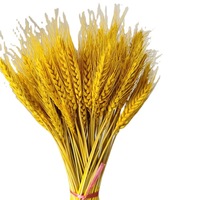 Bouquet de fleurs séchées en forme d'épi de blé et panier de fleurs en gros