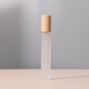 Vente en gros de flacons en verre épais de forme ronde et carrée, 10 ml, flacons de parfum en verre givré avec vaporisateurs dorés, argentés, noirs, couvercles en bois - Product Image 3