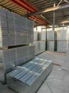 แผ่นเหล็กนิรภัยแบบกำหนดเอง Q235 สำหรับงานก่อสร้าง แผ่นพื้นกันลื่นชุบสังกะสีพร้อมตะขอ - Product Image 1