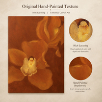 Peinture à l'huile de close-up d'orchidée, pétales de terre cuite et de sienne brûlée, fond crème labellum à effet flou, art sur toile peint à la main