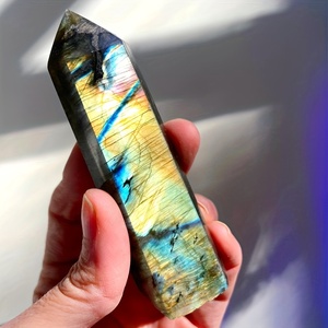 หินลาบราดอไรต์ทรงหอคอยธรรมชาติสวยงาม ขายส่ง คริสตัลขัดเงาสำหรับตกแต่งบ้าน วันวาเลนไทน์ และวันหยุด และงานประดิษฐ์เครื่องประดับ - Product Image 1