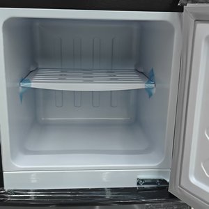 Réfrigérateur à double porte de 98 L <span class=keywords><strong>avec</strong></span> un compartiment congélateur supérieur et un compartiment de rangement inférieur Réfrigérateur à économie d'énergie - Product Image 5