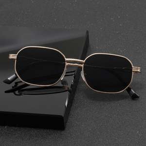 Gafas de Sol Cuadradas de Metal Personalizadas con Logotipo, Lentes Degradadas UV400, Montura Pequeña, Estilo Punk, para Hombre y Mujer - Product Image 1