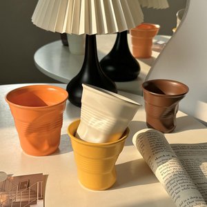 Tazza in ceramica 3D creativa con design effetto carta stropicciata, tazza da tè unica con carta modellata, tazza da caffè artigianale con smalto colorato, logo personalizzabile - Product Image 1