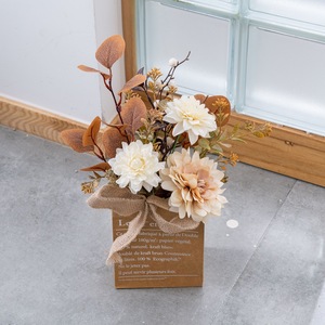 Bouquet artificiel de dahlias et d'eucalyptus en tissu tissé plastique Wind Returns pour la décoration intérieure CF02010 - Product Image 1