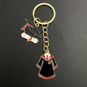 Porte-clés en émail avec breloques toge de graduation, toque, diplôme et parchemin, thème uniforme d'école de sorcellerie, cadeau de graduation et souvenir - Product Image 2