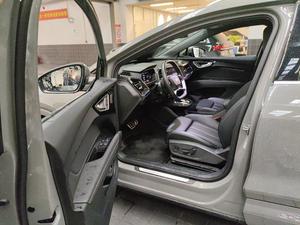 <span class=keywords><strong>Audi</strong></span> Q4 E-tron 40 SUV électrique d'occasion 2024, longue autonomie, véhicule électrique intelligent, prêt à l'exportation, gris sur noir - Product Image 4