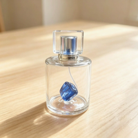 Flacon de parfum créatif en verre avec inserts de glace colorés, bouchon à vis et impression sérigraphiée ; Cadeau parfumé élégant et sophistiqué