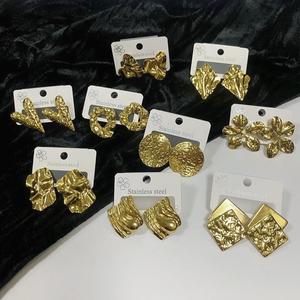 Boucles d'oreilles clous géométriques martelées en acier inoxydable <span class=keywords><strong>plaqué</strong></span> <span class=keywords><strong>or</strong></span> 18 carats, motif cinq feuilles, style rétro et tendance MW - Product Image 2