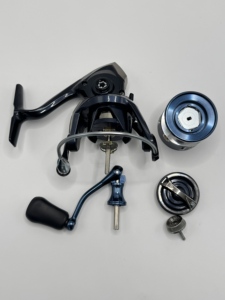 <span class=keywords><strong>Moulinet</strong></span> de pêche spinning durable pour carpes et barres, avec poignée interchangeable, bobine métallique, rotation fluide, logo personnalisé - Vente en gros usine - Product Image 2
