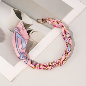 Sac foulard en soie imprimé <span class=keywords><strong>personnalisé</strong></span> <span class=keywords><strong>chaîne</strong></span> <span class=keywords><strong>de</strong></span> <span class=keywords><strong>téléphone</strong></span> décorative résistante aux chutes accessoires <span class=keywords><strong>de</strong></span> sac à <span class=keywords><strong>chaîne</strong></span> en or et argent étui <span class=keywords><strong>de</strong></span> <span class=keywords><strong>téléphone</strong></span> portefeuille - Product Image 3
