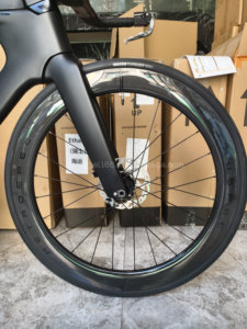 Bicicleta de Carretera TT 700C Triathlon WheelTop TX 24 Velocidades con Cambio Electrónico SHIMANO 105, Frenos de Disco Hidráulicos y Ruedas de Carbono - Product Image 2