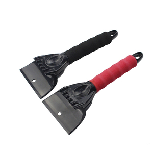 Raschietto per Ghiaccio F-18 in Plastica Nero e Rosso, Pala da Neve, Rompighiaccio per Parabrezza <span class=keywords><strong>Auto</strong></span> - Product Image 1