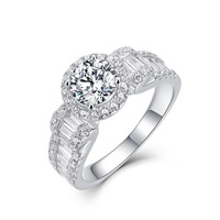 Bague de fiançailles pour femme en argent sterling S925 avec halo de moissanite ronde couleur D VVS1 et sangle fendue