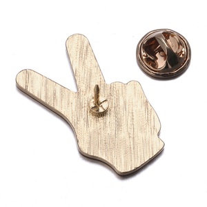 Broche Personalizado de Corazones Coloridos, Insignia Metálica de Bandera de la Victoria, Pin de Solapa Esmaltado para Hiyab - Product Image 6