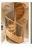 Escalier en arc intérieur élégant avec rampes en aluminium, design moderne pour villa, construction métallique
