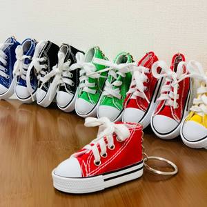 Llavero de zapatilla miniatura de lona, rojo, negro, azul, verde, amarillo, rosa, naranja, blanco, portátil, de textil y aleación de zinc, origen Yiwu - Product Image 1