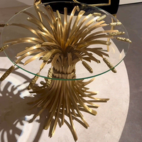 Table basse de luxe moderne en acier inoxydable et verre, avec décoration artisanale en laiton motif épi de blé, pour hall d'hôtel