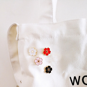 Insignias de flor de cerezo Pins lindo metal Insignias de dibujos animados broche bolsas de ropa esmalte suave Sakura broche personalizado al por mayor - Product Image 3