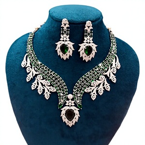 Parure de bijoux classique pour femme en alliage plaqué argent avec collier et boucles d'oreilles en cristal, motif végétal, strass taille poire, pour mariage - Product Image 4
