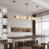 Lustre en marbre et cuivre, long, à une seule rangée, de conception artistique ; éclairage de style nordique de luxe léger pour salle à manger et îlot de cuisine