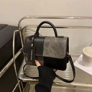 Bolso de mano moderno y de alta gama para mujer, hecho de acrílico impermeable con un brillante diseño efecto fideos. Accesorio de - Product Image 4