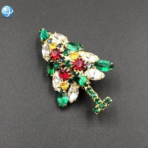 Broche de Árbol de Navidad Verde al por Mayor, Broche de Metal con Pedrería para Regalo de Año Nuevo - Product Image 1
