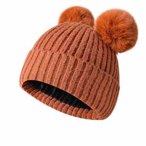 Bonnet tricoté chaud d'hiver pour femme avec doublure polaire et deux pompons – Vente en gros - Product Image 4