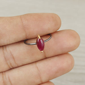 Bague de Fiançailles et d'Anniversaire en Argent Sterling 925 au Design Unique, Sertie d'une Pierre Précieuse Grenat Taille Ovale, Jaune et Noir - Product Image 1