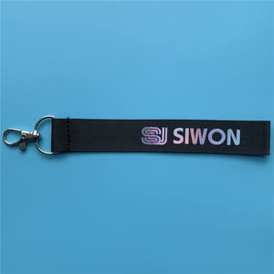 Kpop พวงกุญแจป้ายชื่อเลเซอร์ Super Junior พวงกุญแจ kyuhyun yesung eunhyuk donhae <span class=keywords><strong>shindong</strong></span> กระเป๋าจี้ของขวัญสำหรับแฟนๆ - Product Image 5