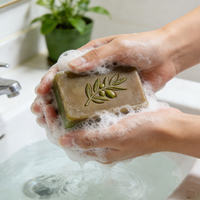 Savon à base de plantes d'olive antique fait à la main savon transparent blanchissant doux pour le bain efficace dans le nettoyage huile de saleté hydrate la peau délicate
