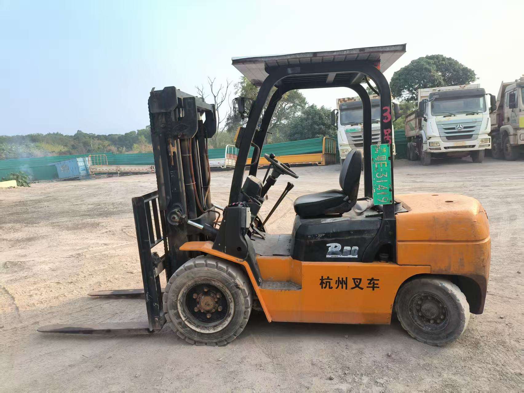 would you walk on a creaking wooden floor , then why would you drive a  forklift on it : r/forkliftmemes, image size:1704x1279