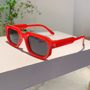 Sıcak popüler trendy modern vintage sokak atış kırmızı çerçeve shades UV400 şeffaf sarı lens küçük çerçeve kare kadın güneş gözlüğü