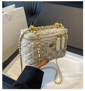 Bolso Bandolera Mini Cuadrado de Tela a Cuadros para Mujer, Estilo Vintage de Lujo, con Cadena de Alta Calidad y Cierre de Cremallera, Duradero y Portátil - Product Image 1