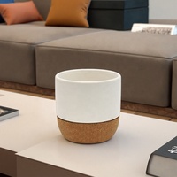 Bougie parfumée à faible teneur en carbone pour la protection de l'environnement dans un pot à bougie en céramique avec base en liège naturel et couvercle en bambou