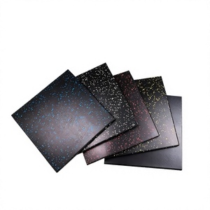 Les dalles de sol en caoutchouc absorbant les chocs pour salle de sport réduisent les dommages au sol lorsque les poids lourds de la salle de fitness tombent sur la surface. - Product Image 1