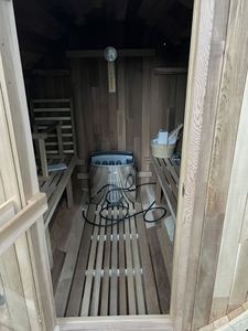 Sauna de barril para exteriores HELIUS, personalizada, de alta calidad, de madera de cedro canadiense y hemlock, para parques y jardines, con estufa Harvia - Product Image 6