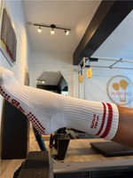 Chaussettes de Pilates personnalisées à faible MOQ, avec broderie mignonne, antidérapantes pour femmes, avec grip en silicone professionnel, pour le yoga, la gym et le fitness