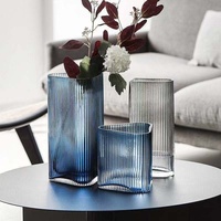 Vase à fleurs décoratif de table pour la maison en gros Vase en verre de couleur bleue verticale en forme de triangle