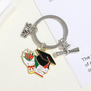 Porte-clés en métal de remise de diplôme avec capuchon émaillé et breloque diplôme, Porte-clés de la promotion 2026 pour étudiants et cadeaux de remise de diplôme - Product Image 3