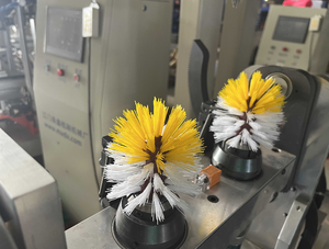 Machine à brosser les cuvettes de toilettes en plastique 4 axes pour le nettoyage de salles de bains personnalisée - Product Image 2