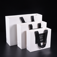 Sac en papier cadeau biodégradable et écologique en carton ivoire de luxe durable avec poignée en ruban, conception de logo personnalisée