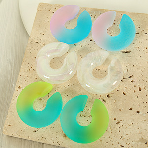 Pendientes de resina con gradiente en forma de C para mujer, pendientes colgantes, accesorio de moda estilo gelatina colorido - Product Image 1