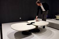 Table basse moderne de style mi-siècle, luxe léger, avec pieds en acier coniques et surface en bois crème doux pour le mobilier de salon