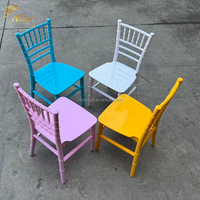 Chaises Chiavari en plastique blanc pour enfants NIKA Wholesale, pour événements extérieurs, aires de jeux et fêtes.