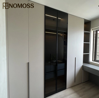 Dressing moderne de luxe avec configuration d'armoires personnalisée et design intérieur élégant pour projets de villas et d'appartements