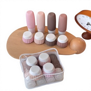 Ensemble de flacons distributeurs en silicone légers et étanches - Moulage par injection huit-en-un multicolore pour les voyages et l'extérieur - Product Image 1